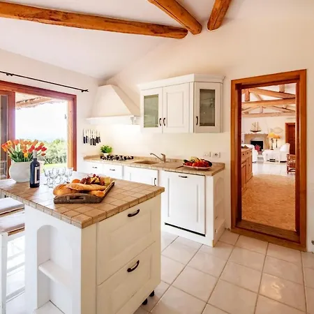 Villa Lu Muntiggiu 12, Emma Arzachena